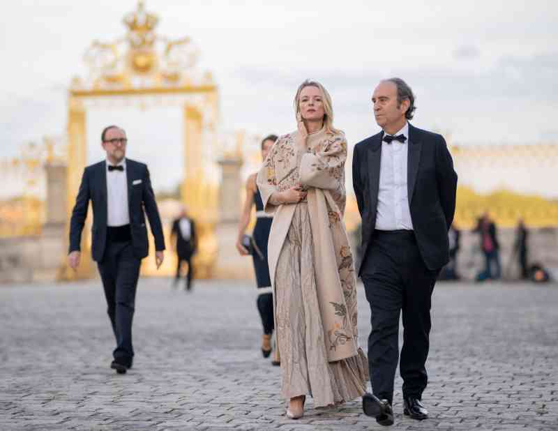 Xavier Niel y su pareja, Delphine Arnault, en el Palacio de Versalles, en el primer día de una visita de Estado a Francia del rey y la reina