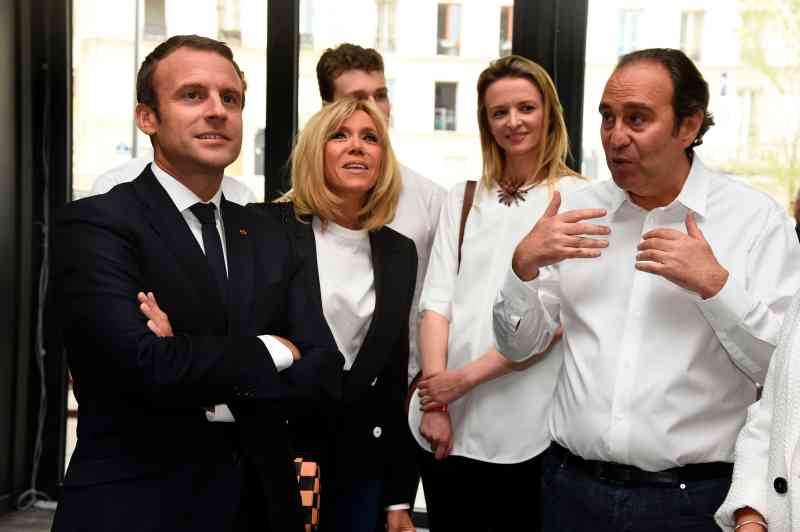 Xavier Niel y Delphine Arnault, con el presidente de Francia, Emmanuel Macron, su esposa Brigitte en la inauguración del mayor incubador de nuevas empresas del mundo, Station F, en 2017 en París