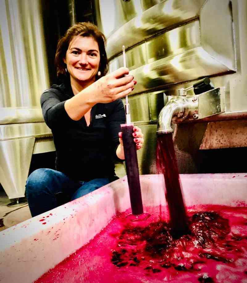 Coralie de Boüard, una viticultora de novena generación, está aumentando la producción de vino tinto sin alcohol
