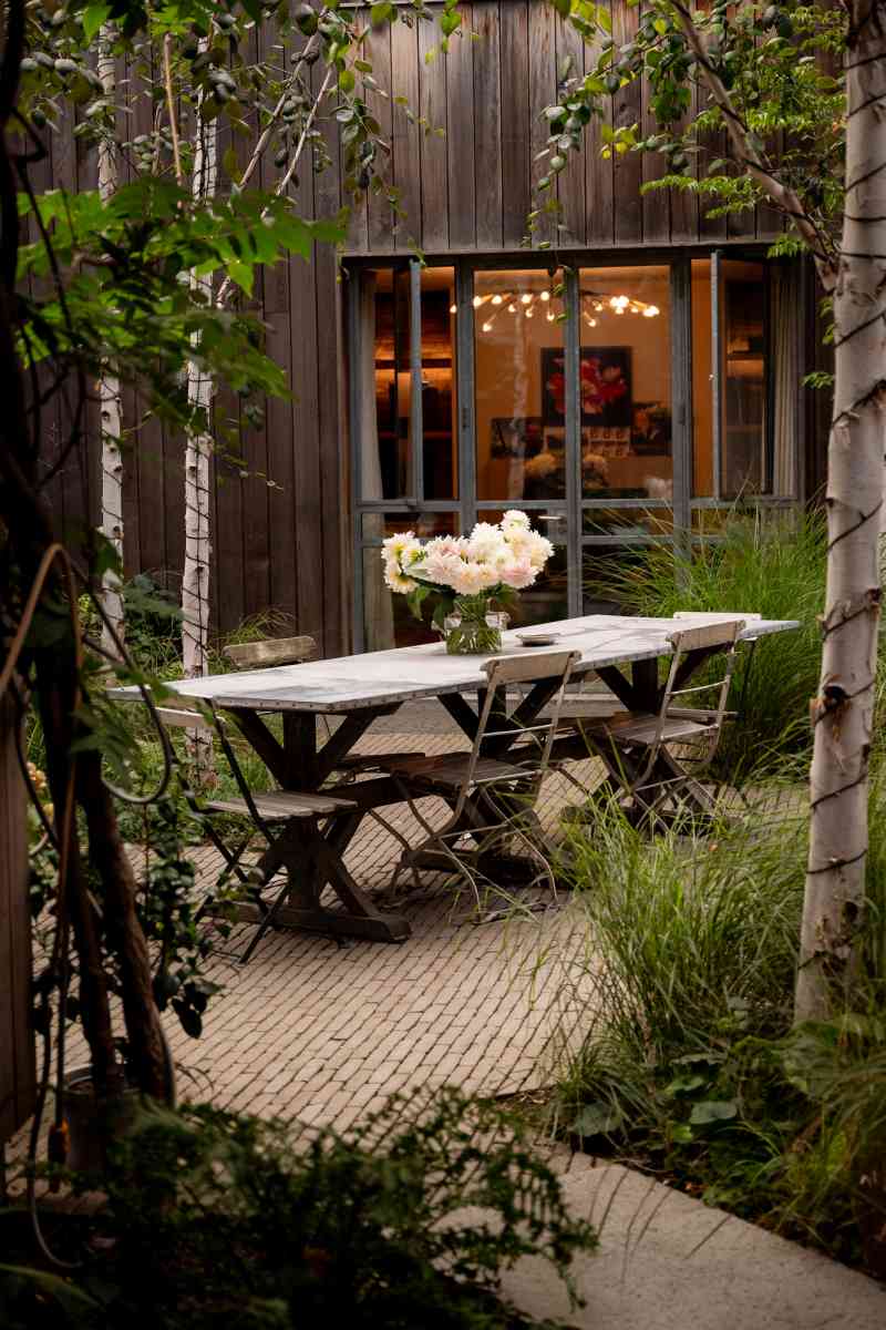 El patio central con una mesa de zinc provenzal